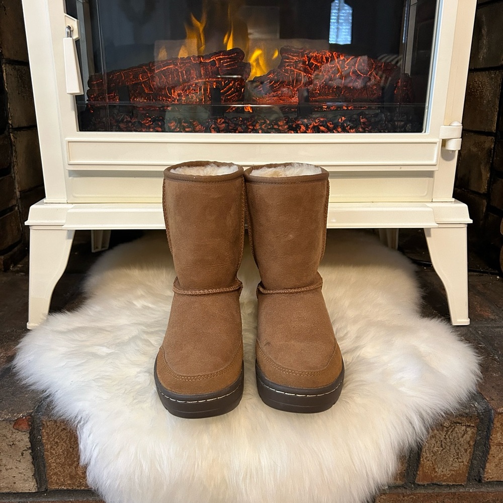 Ugg Ultra Short Revival Chestnut Size 6 Waterproof Sole